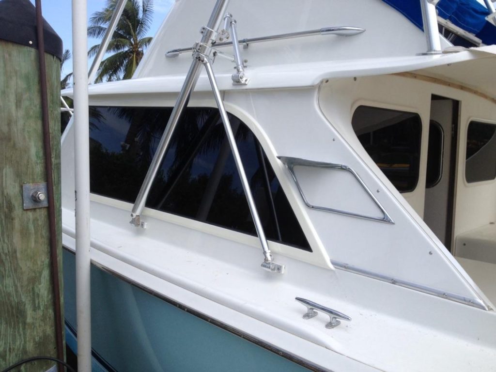 Picture: side windows of Bertram Windows 31'